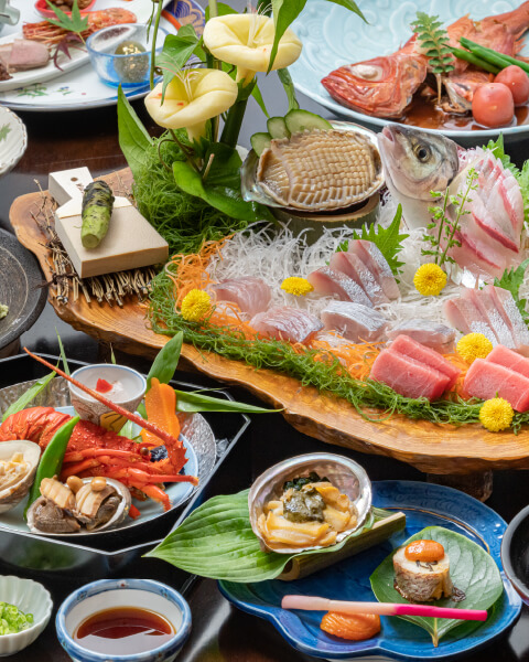 南房総の新鮮な山海の幸を使った料理の数々。夕食・朝食ともに「お部屋食」にてご堪能ください。